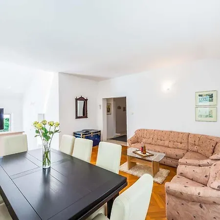 Sleeps 8 Pool Air Con Wifi * Mihatovici