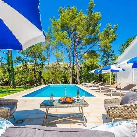 Sleeps 8 Pool Air Con Wifi