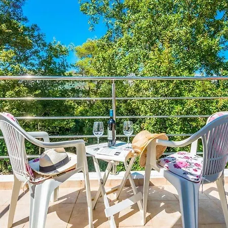 Sleeps 8 Pool Air Con Wifi