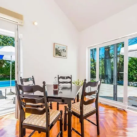 Villa Sleeps 8 Pool Air Con Wifi