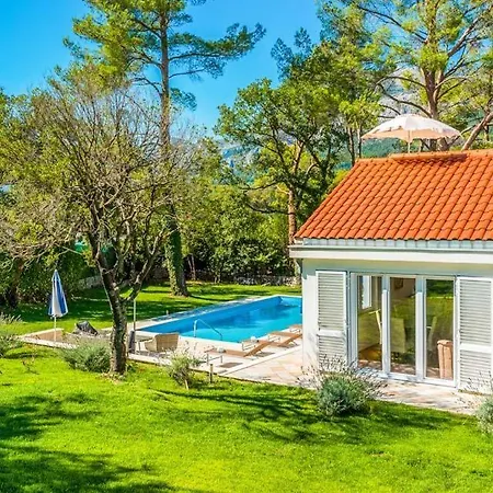 Sleeps 8 Pool Air Con Wifi *