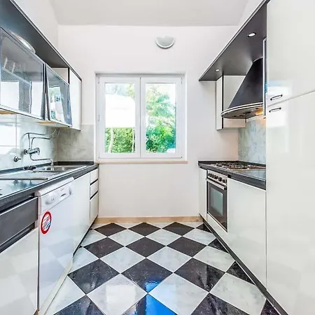 Sleeps 8 Pool Air Con Wifi Mihatovici
