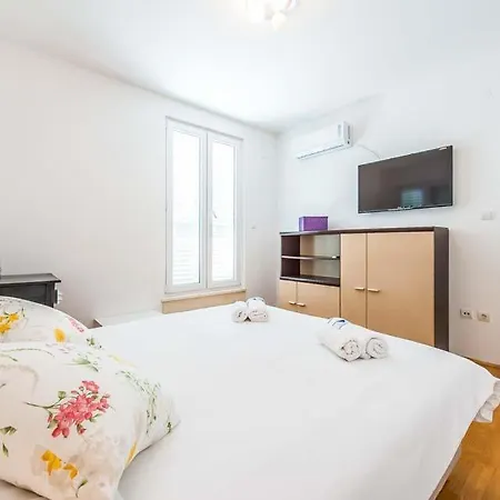 Sleeps 8 Pool Air Con Wifi *