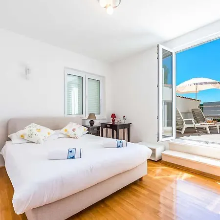 Sleeps 8 Pool Air Con Wifi *
