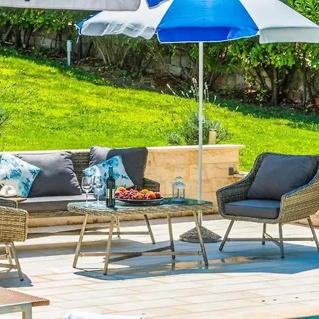 Вилла Sleeps 8 Pool Air Con Wifi Mihatovici