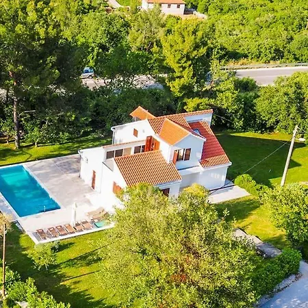 Вилла Sleeps 8 Pool Air Con Wifi Mihatovici