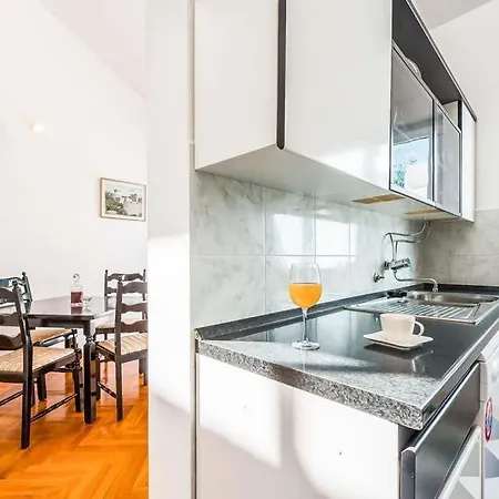 Sleeps 8 Pool Air Con Wifi * Mihatovici