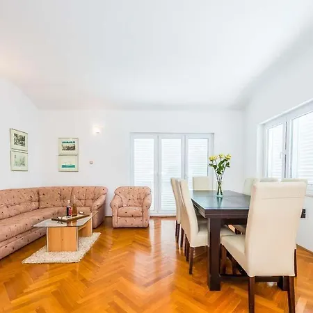 Sleeps 8 Pool Air Con Wifi * Mihatovici