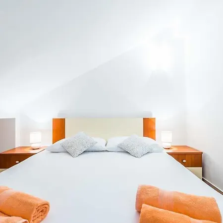 Вилла Sleeps 8 Pool Air Con Wifi Mihatovici