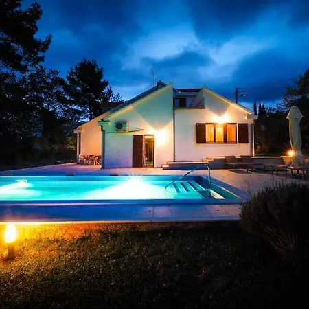 Sleeps 8 Pool Air Con Wifi Вилла